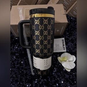 🎁Stanley Black and Gold Patterned Tumbler🎁